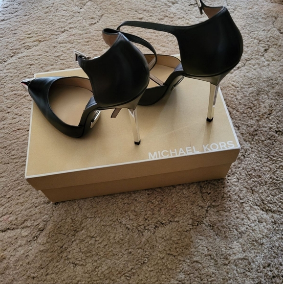 Adelle Runway Michael Kors Leather & Chrome heels size 8 - Picture 2 of 6